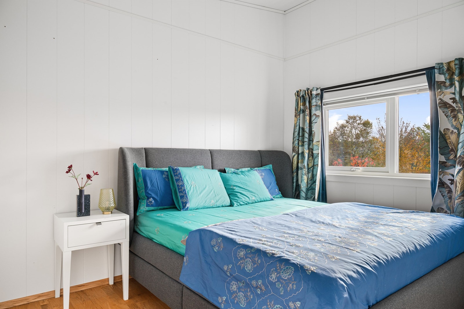 Det er 3 soverom i boligen i dag, hvorav dette er hovedsoverommet Galleribilde