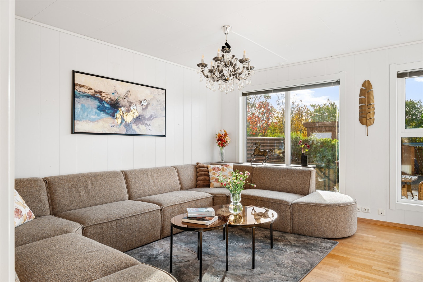 Boligen har store vindusflater i alle etg. som gir svært godt lysinnslipp Galleribilde