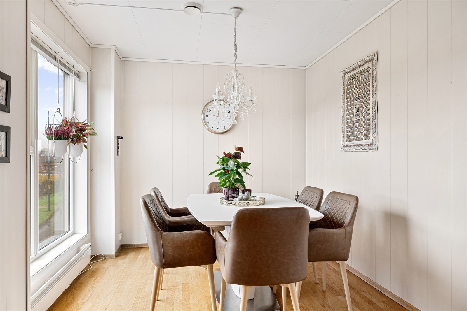 Spisestue med fint utsyn til nærområdet Galleribilde