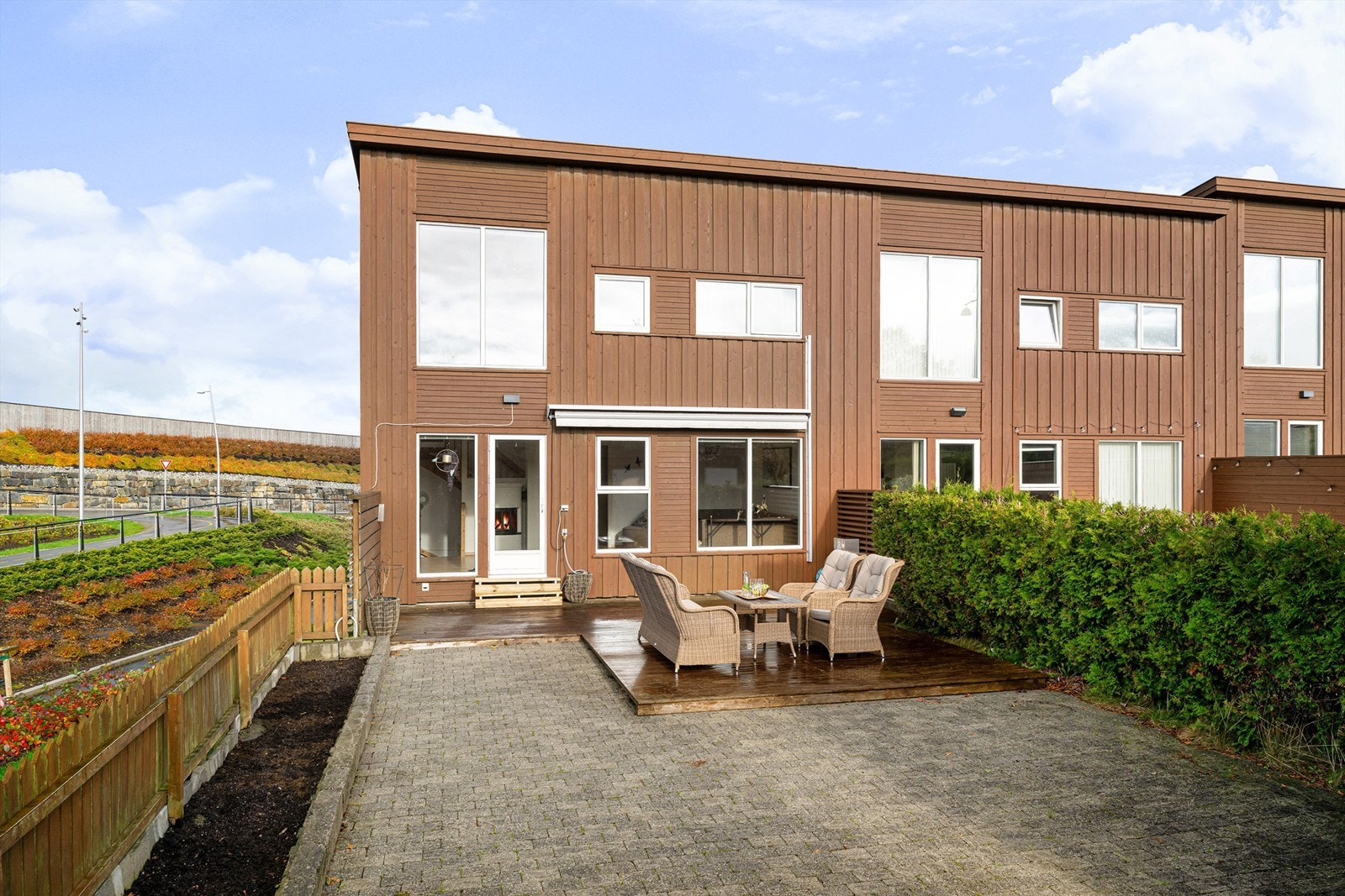 Stor og usjenert uteplass, med terrasse og platting med belegningsstein Galleribilde