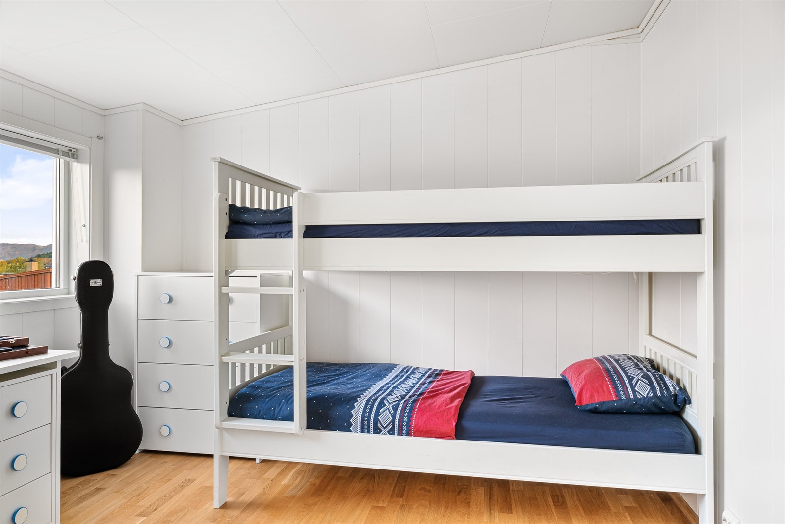 Rommet er av god størrelse med luftig takhøyde, og har også skapplass Galleribilde