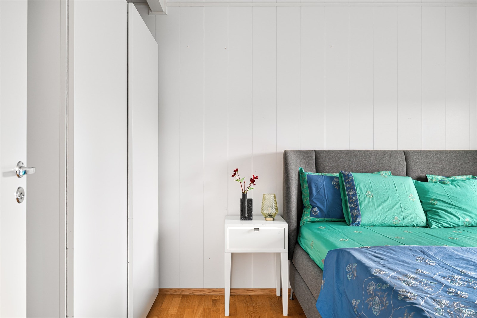 God skapplass med skyvedørsgarderobe Galleribilde