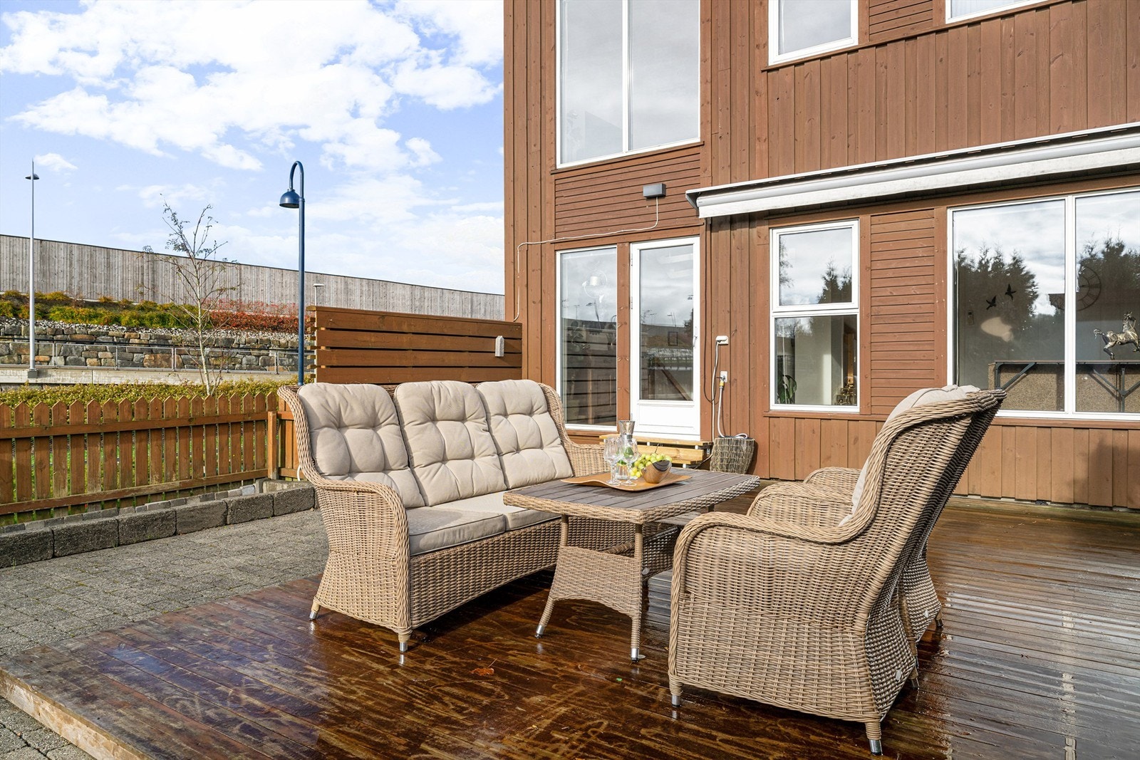 Uteplassen har strålende solforhold, og har god plass til lek og moro Galleribilde