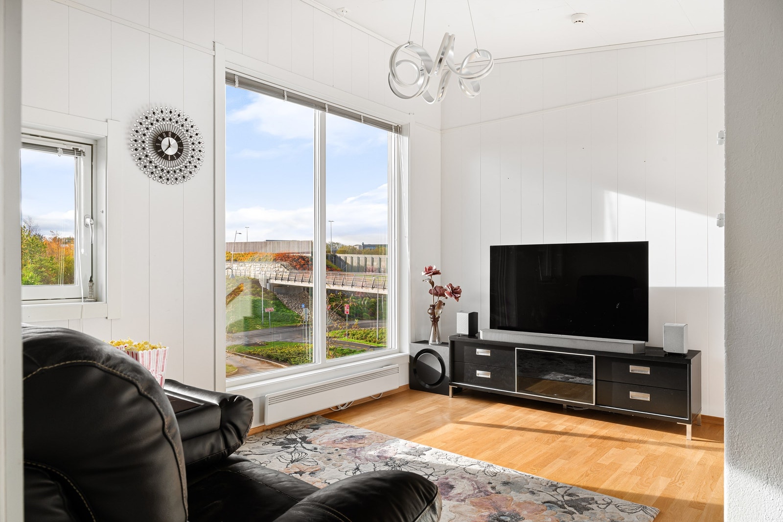 Loftstue med svært god takhøyde og fin utsikt Galleribilde