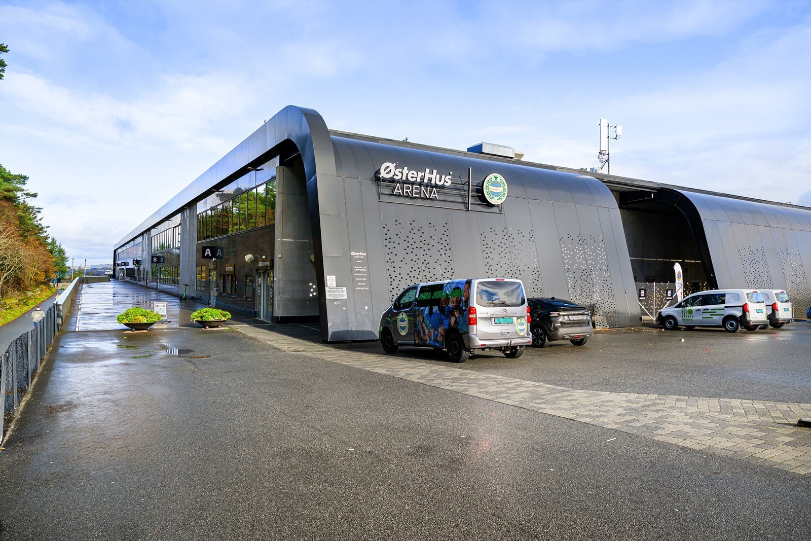 Østerhus Arena er kun 700 m fra boligen Galleribilde