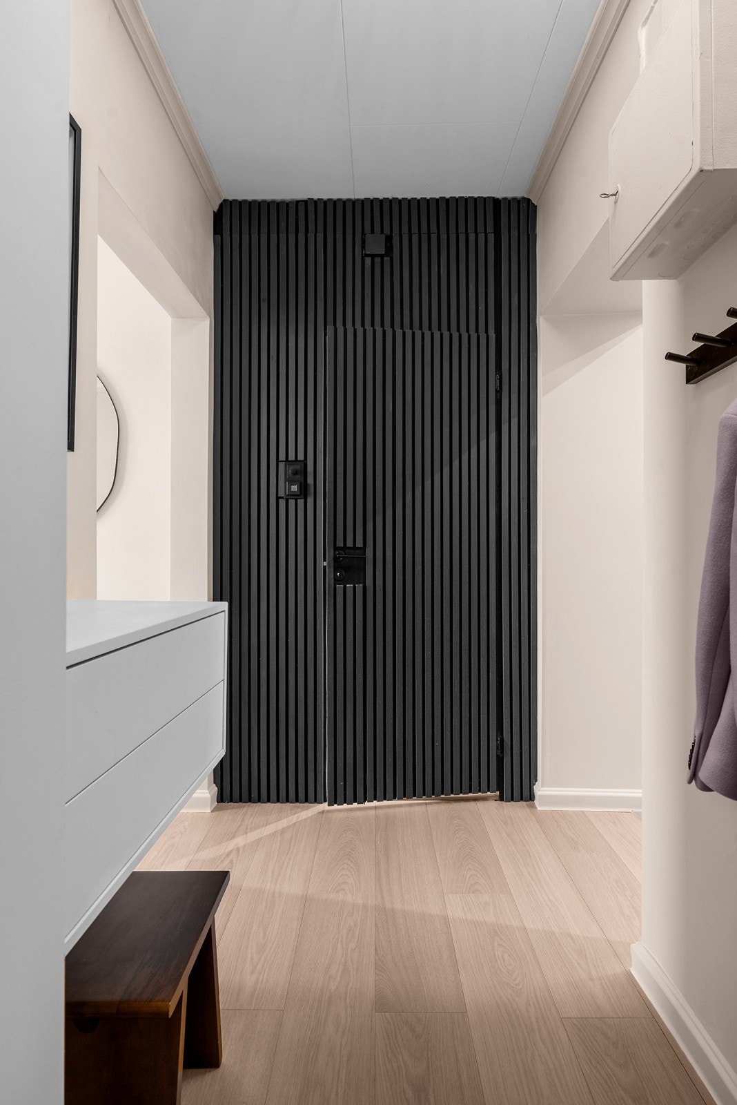 Døren til badet er stilfullt integrert i spileveggen for et helhetlig og moderne uttrykk. Galleribilde