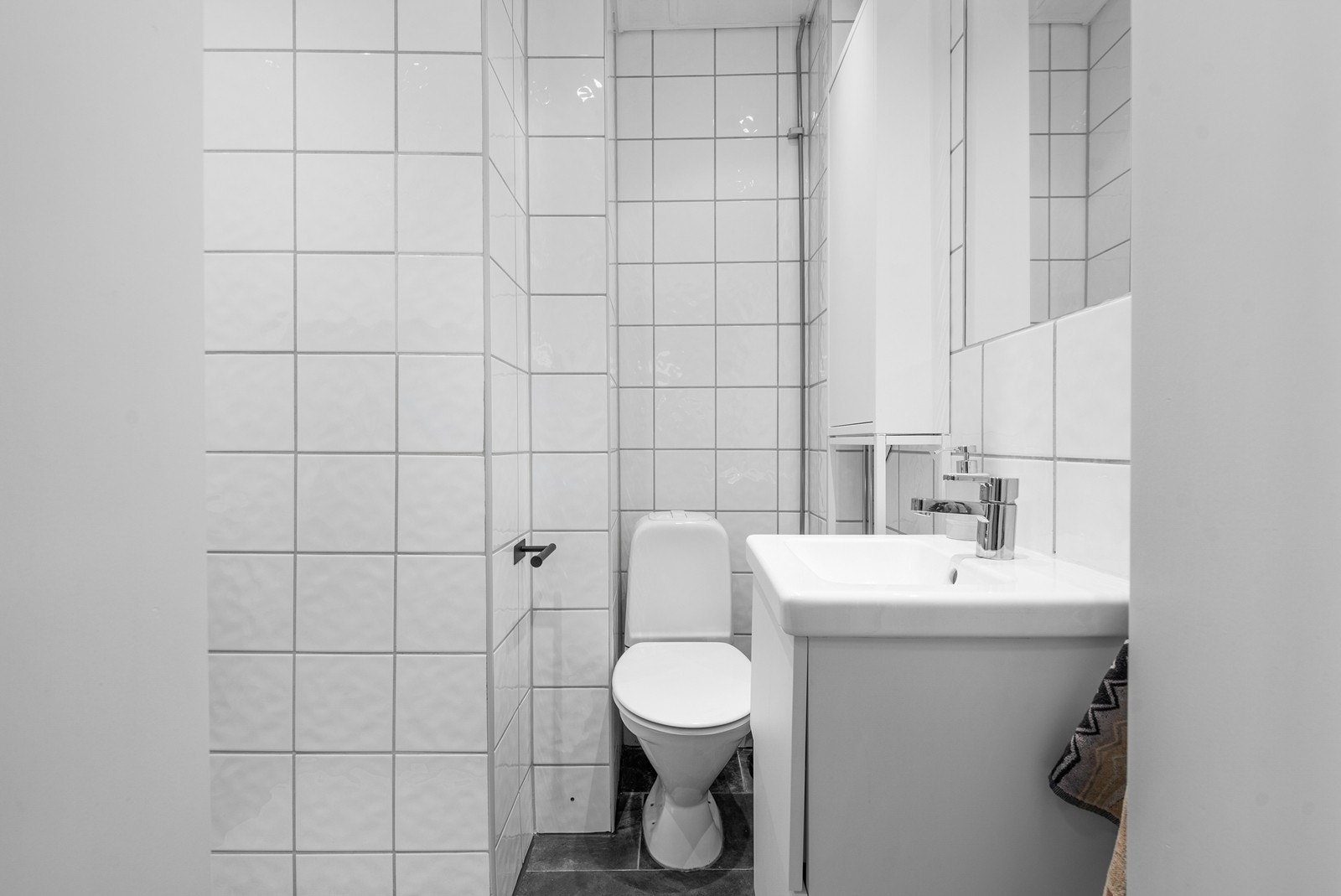 Flislagt bad fra 2003 (ifølge tidligere salgsoppgave) med varme i gulv og gulvstående toalett. Galleribilde