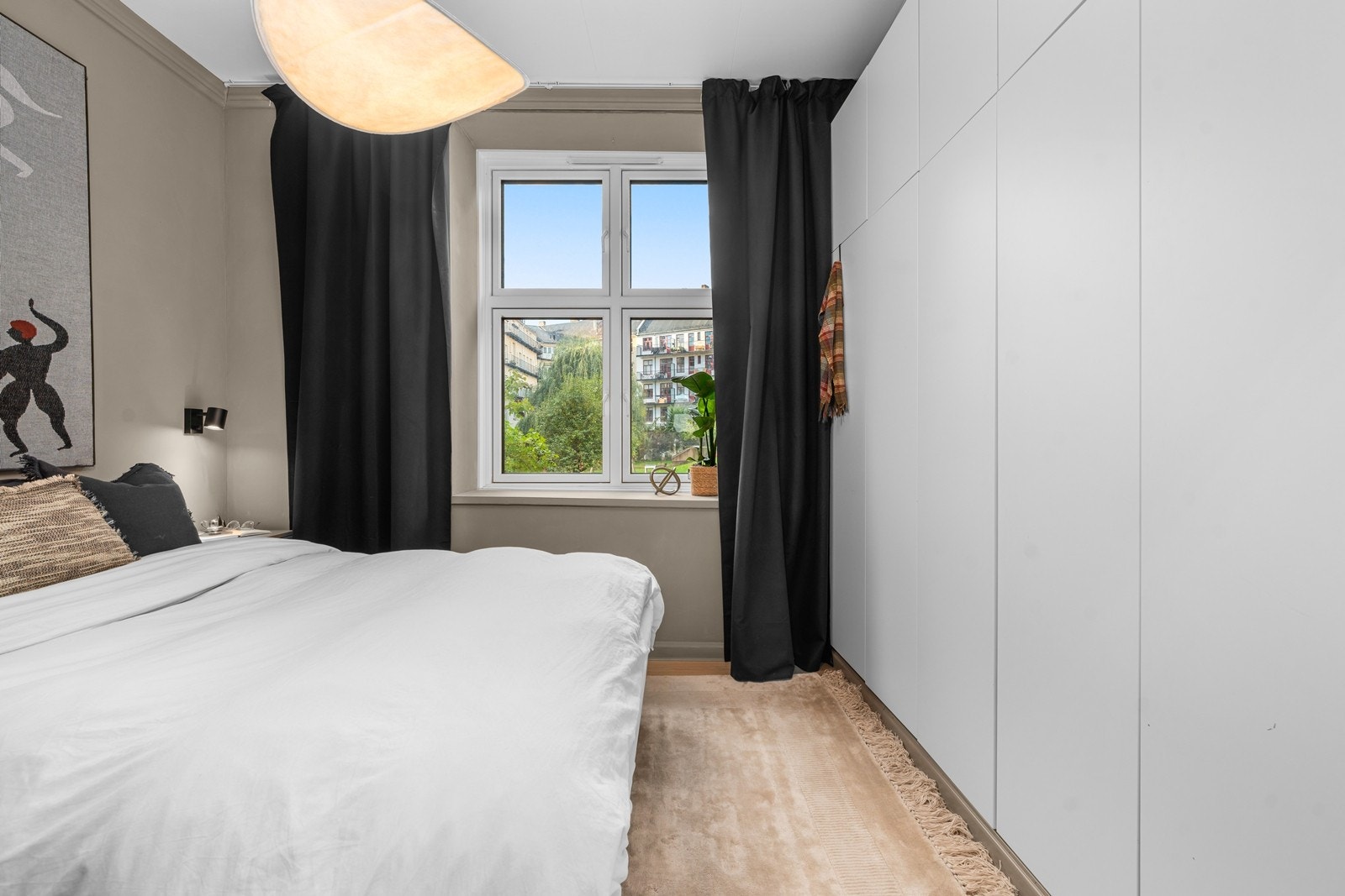 Det er satt inn praktisk plassbygd garderobe, med god plass til klær for både han og henne. Galleribilde