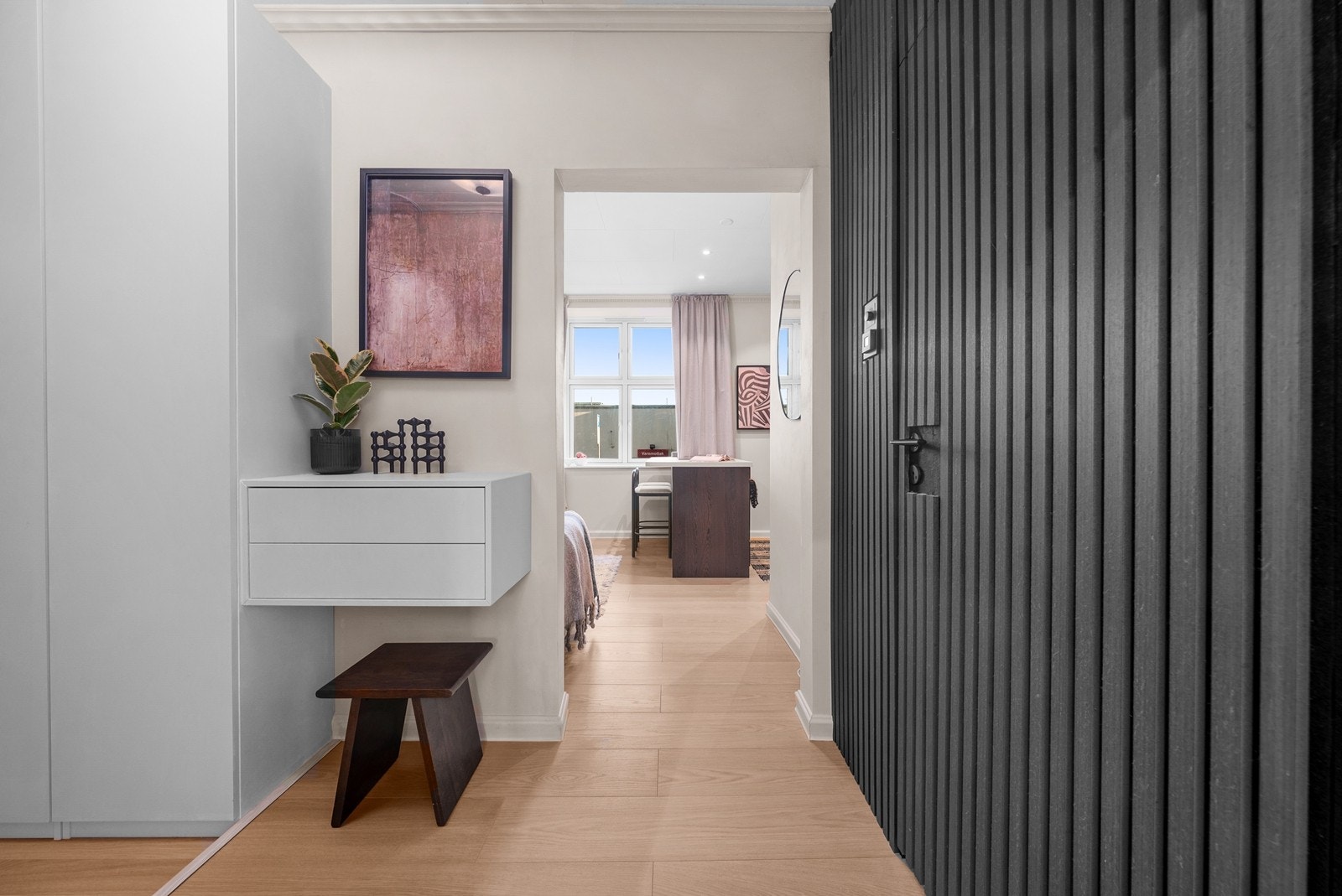 Lys og moderne entré med stilren spilevegg og gjennomtenkte detaljer. Galleribilde
