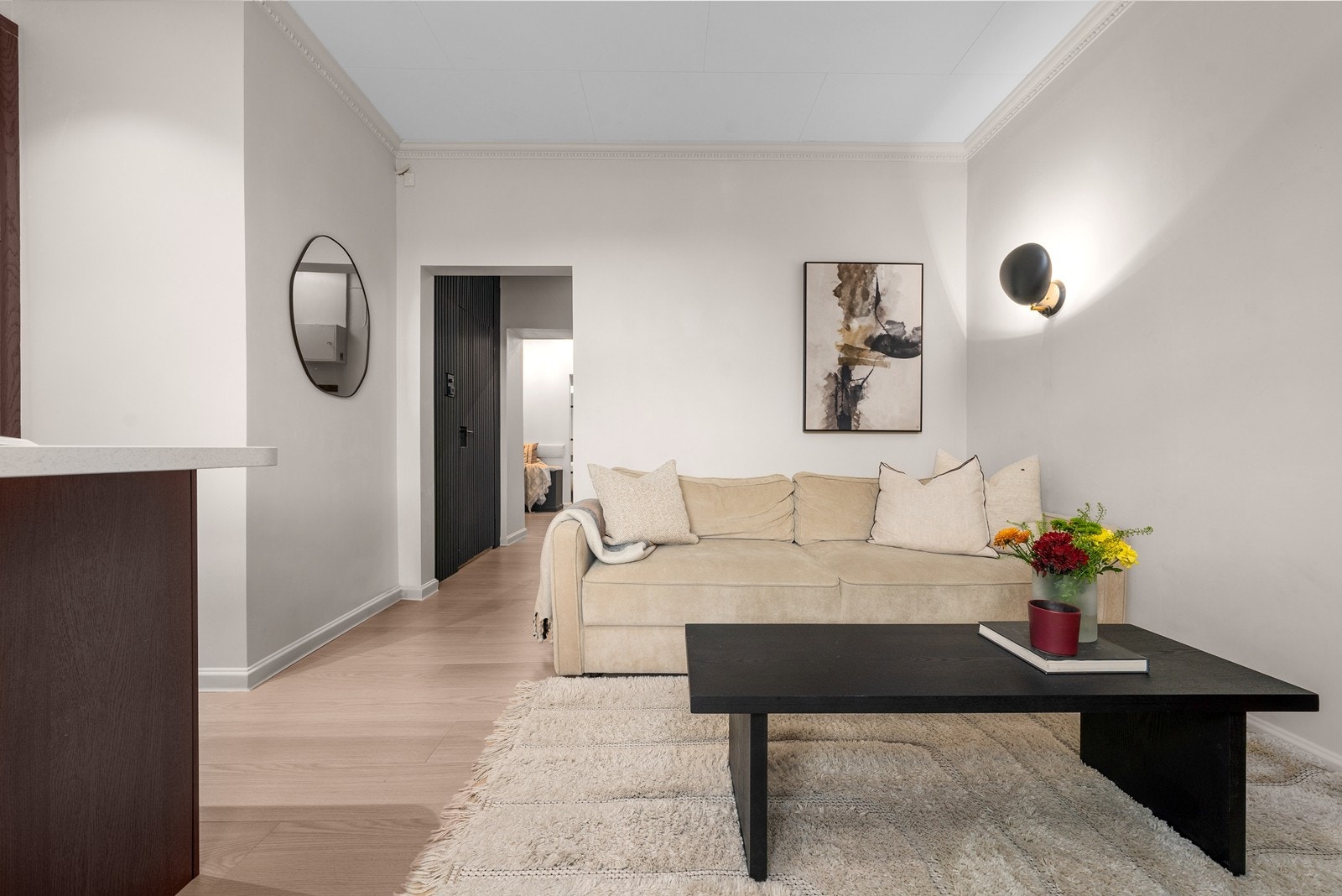 Pent gjennomført, med glatte, malte flater og lekker 1-stavs laminat med varmefolie under. Galleribilde