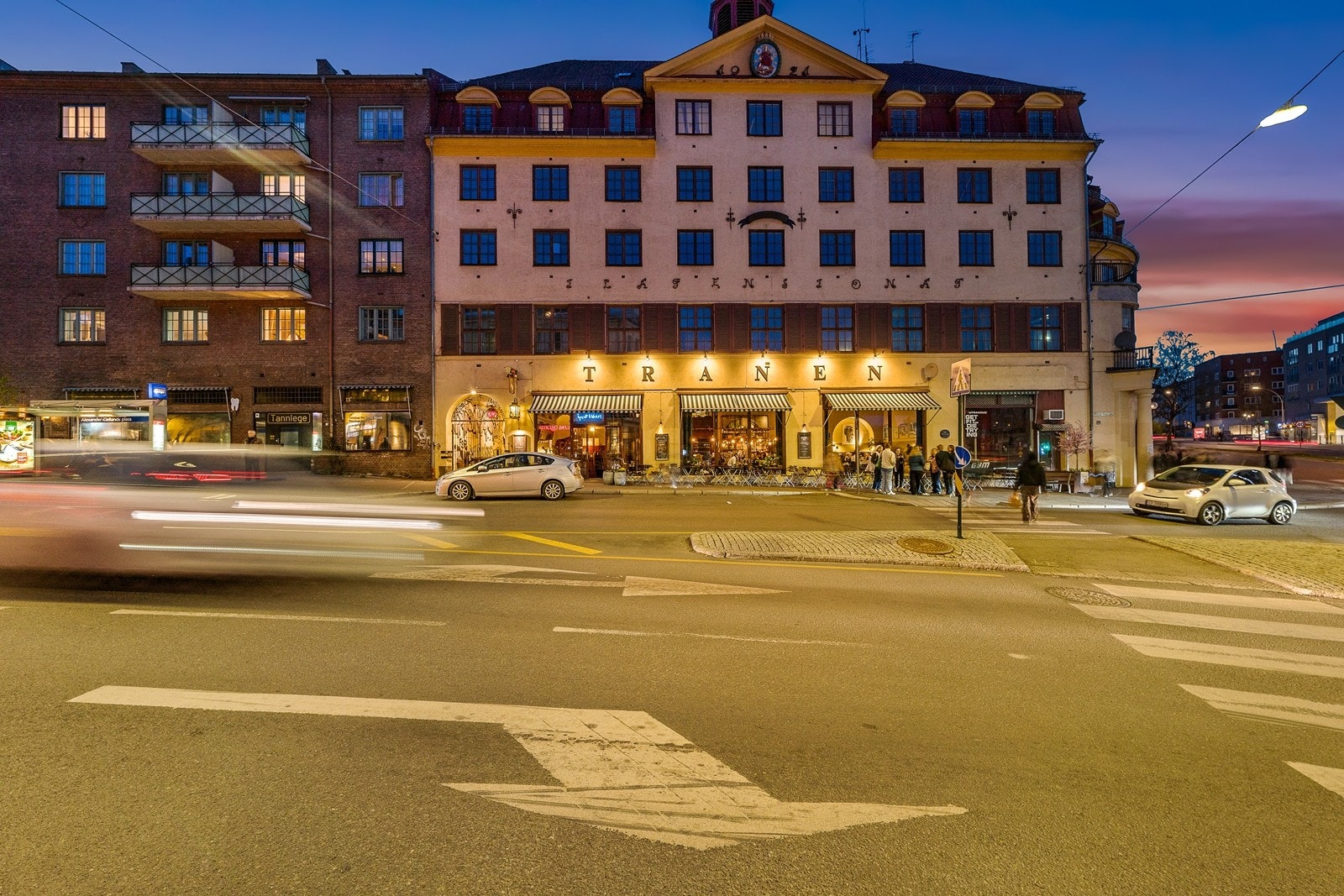 I nærområdet finner du alt fra kaféer, restauranter og rekreasjonsområder til treningssenter og et godt kollektivtilbud- alt innenfor gangavstand. Galleribilde