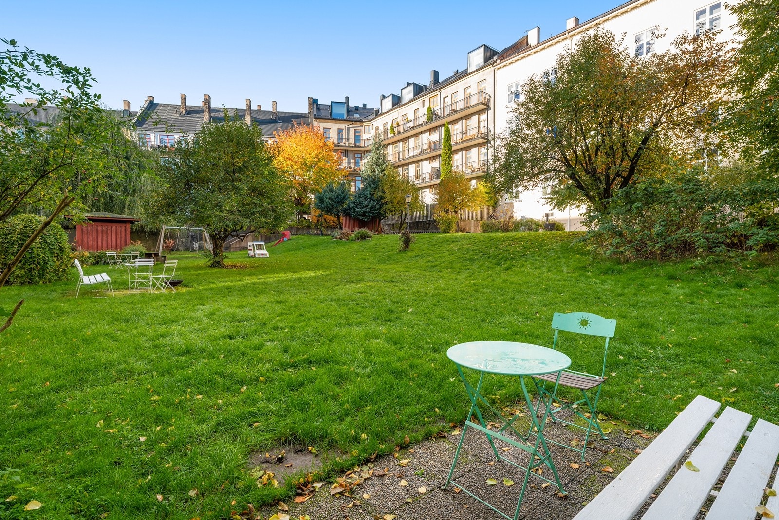 Borettslaget har en flott, solrik og parkmessig opparbeidet bakgård som kan nytes av beboerne. Galleribilde