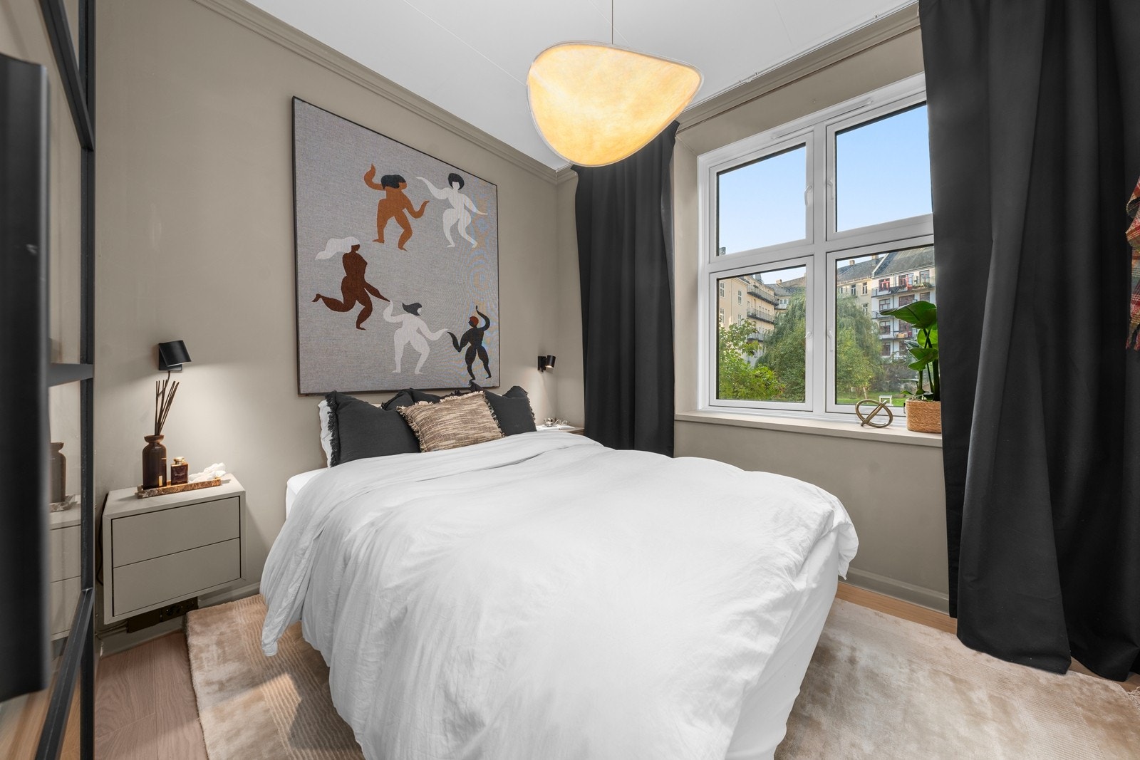 Boligen har et romslig hovedsoverom, som vender mot rolig felles bakgård. Galleribilde