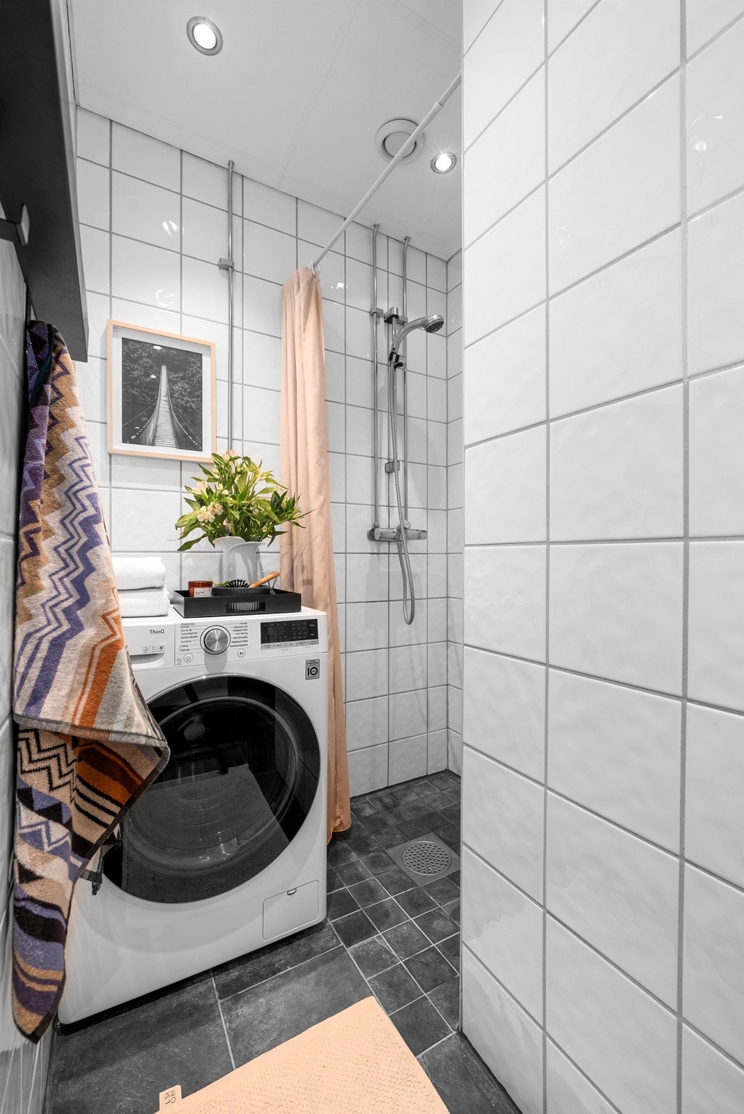 Dusjnisje med forheng og opplegg for vaskemaskin. Galleribilde