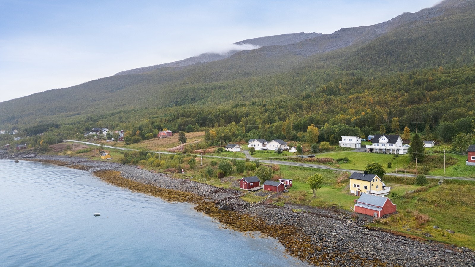 Eiendommen ligger flott til med egen strandlinje, og her finner du naust som gir gode muligheter for oppbevaring av båt, fiskeutstyr eller kajakker.