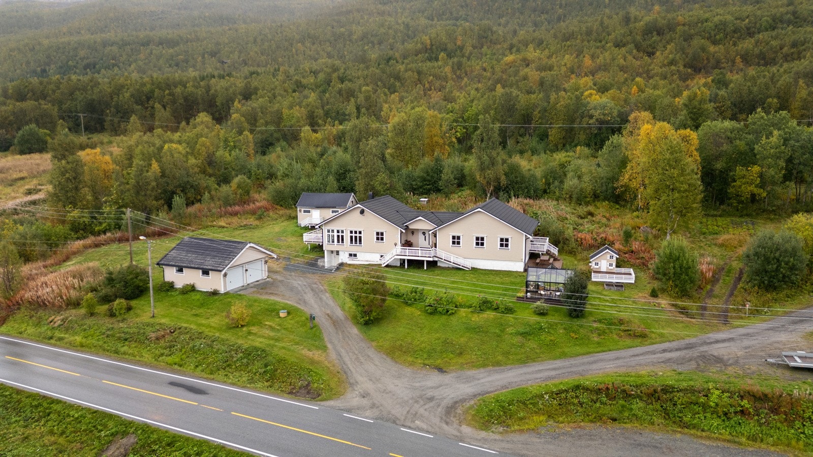 Her kan du nyte utsikten mot sjøen og det vakre fjordlandskapet.
