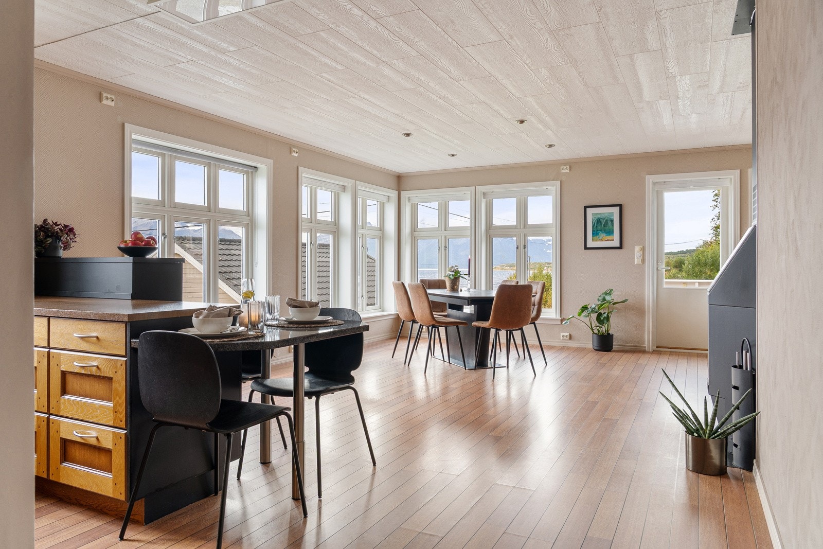 På kjøkkenet er det etablert en barløsning - perfekt for raske måltider.