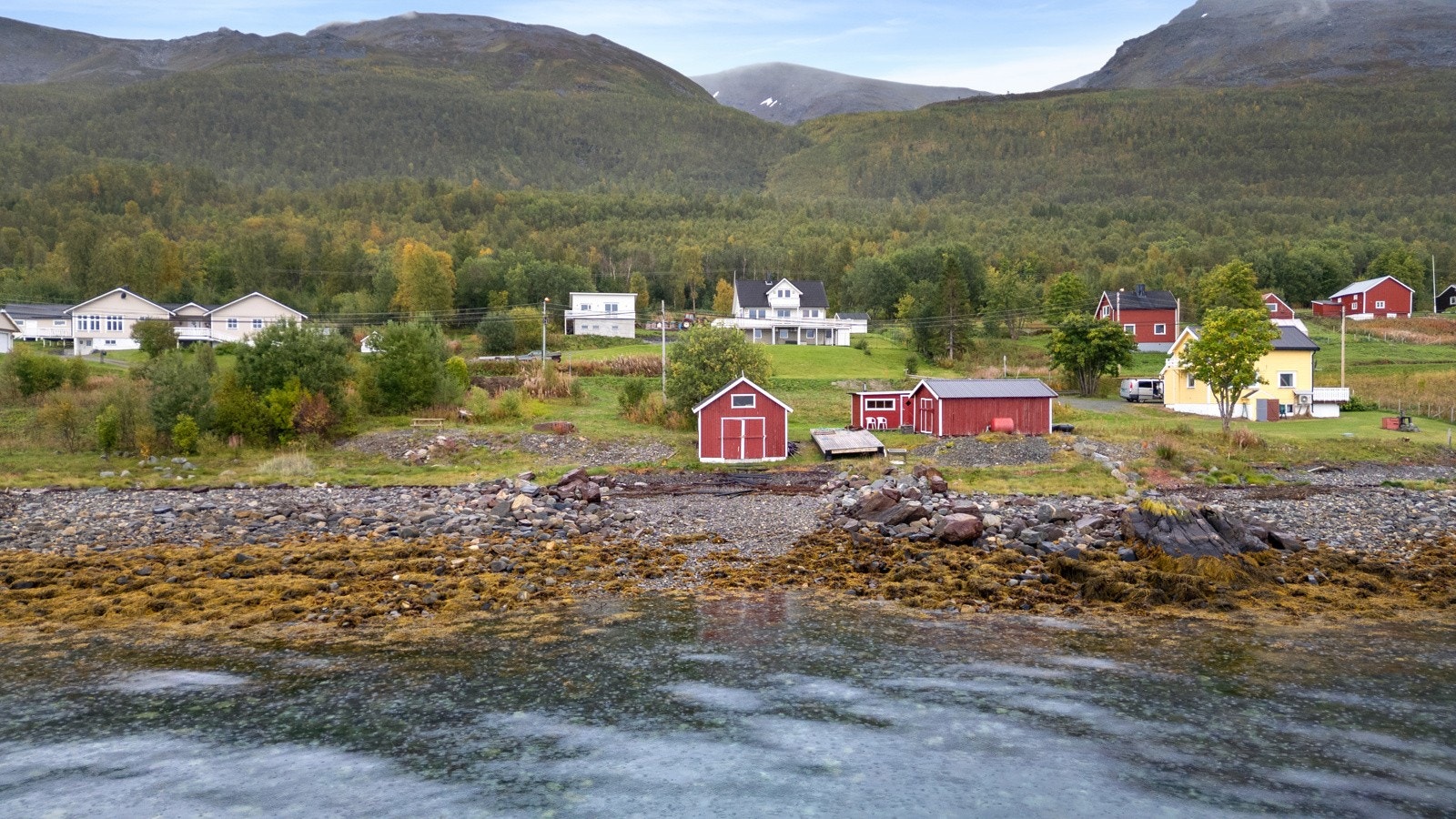 Eiendommen ligger flott til med strandlinje.