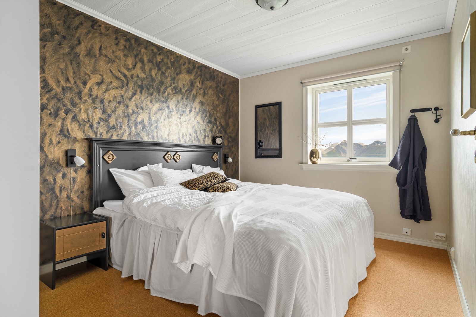 Hovedsoverom med skyvedørsgarderobe.