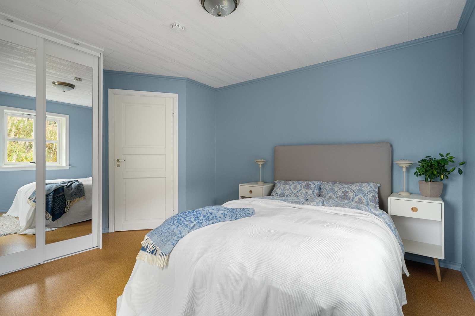 Soverom med skyvedørsgarderobe.