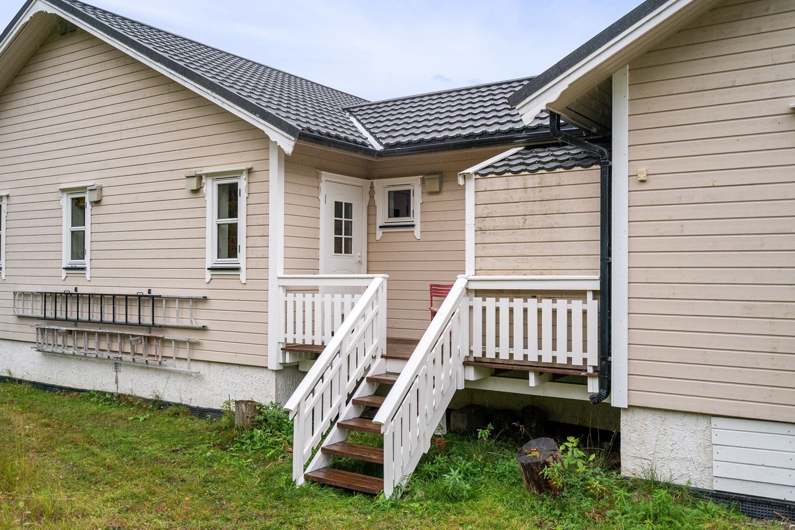 Fra vaskerommet er det direkte utgang til baksiden av huset, praktisk når man har skitne klær og sko.