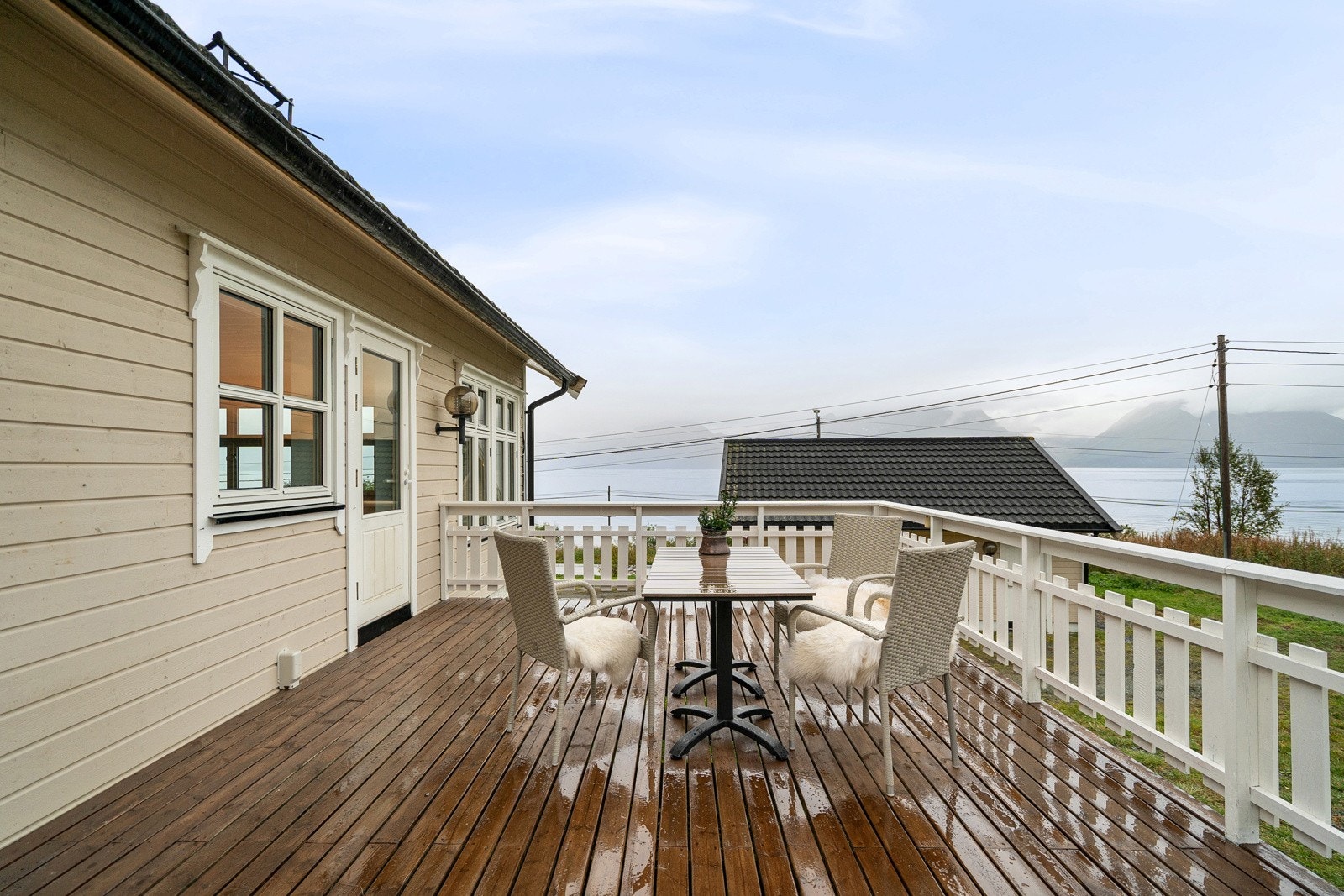 God plass til utemøbler og grill på veranda.