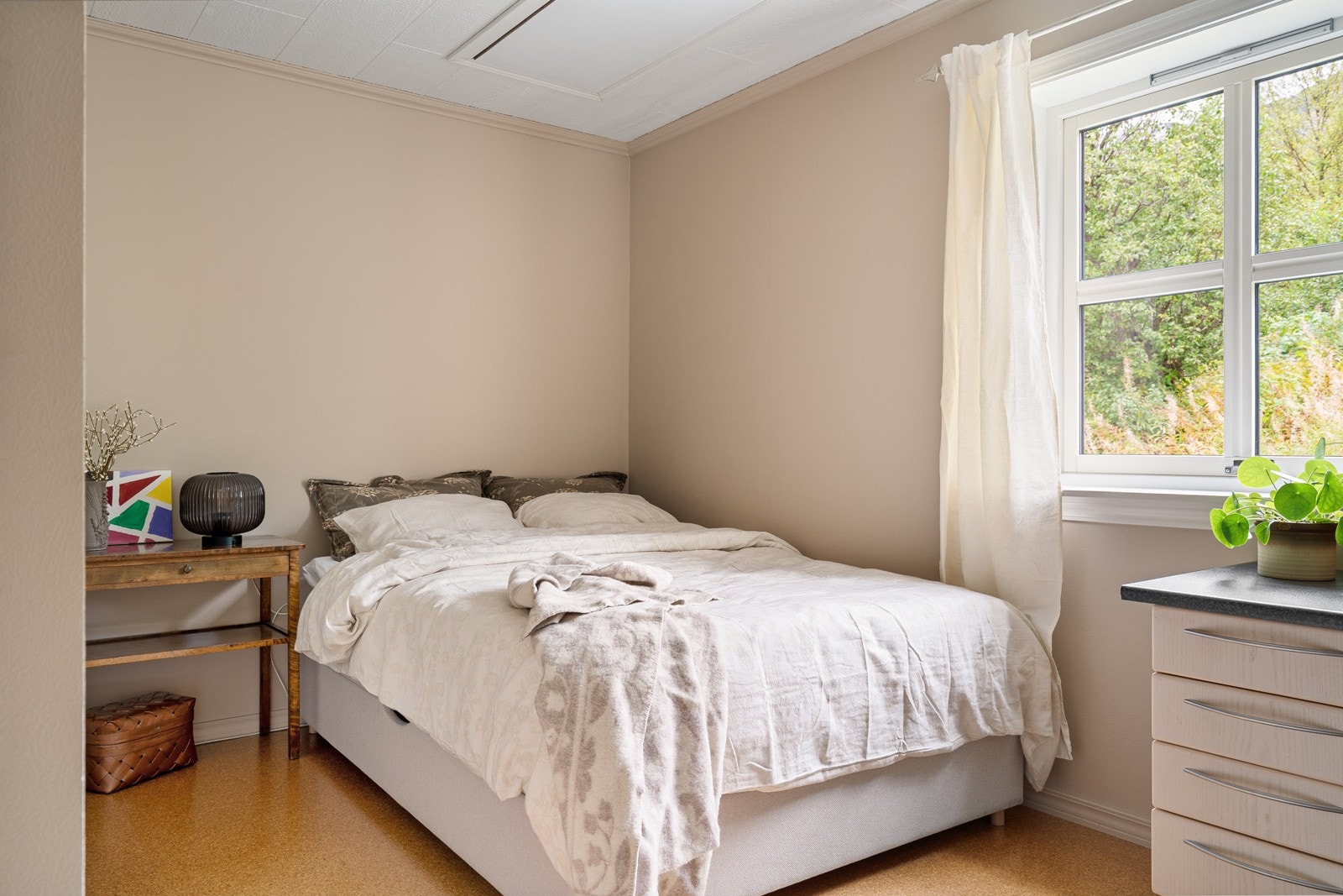 Soverom fem med plass til stor seng og kontorplass.