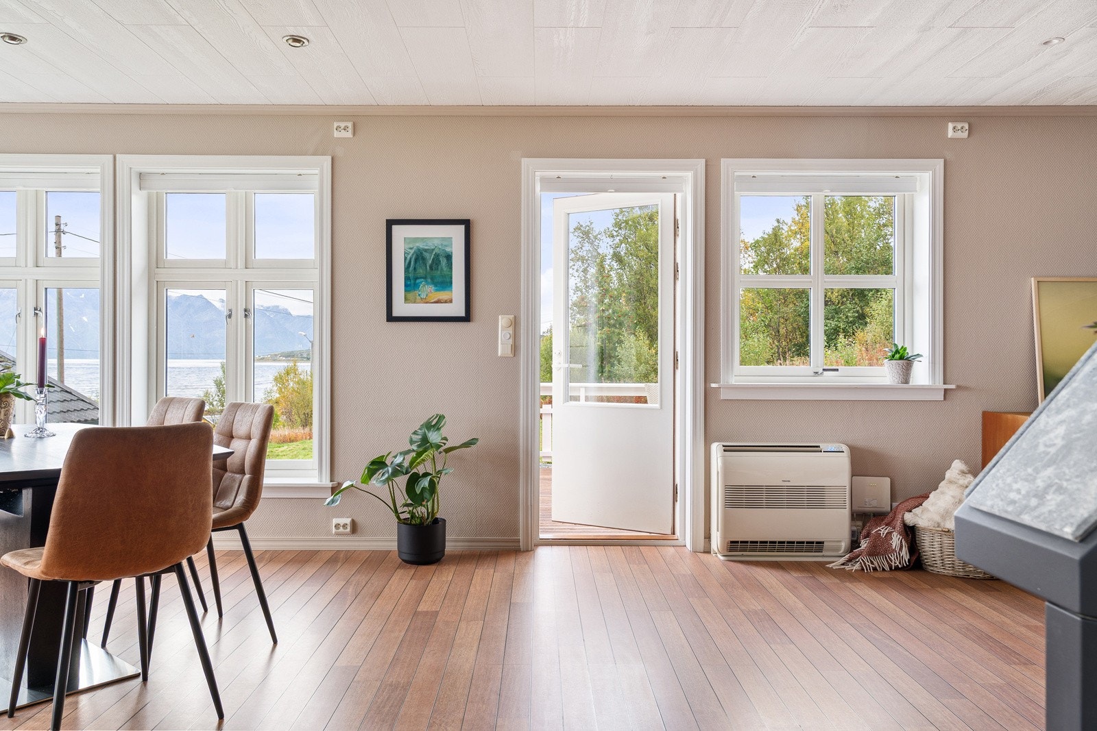 Fra stuen er det utgang til veranda hvor du kan nyte morgenkaffen eller kveldssolen.