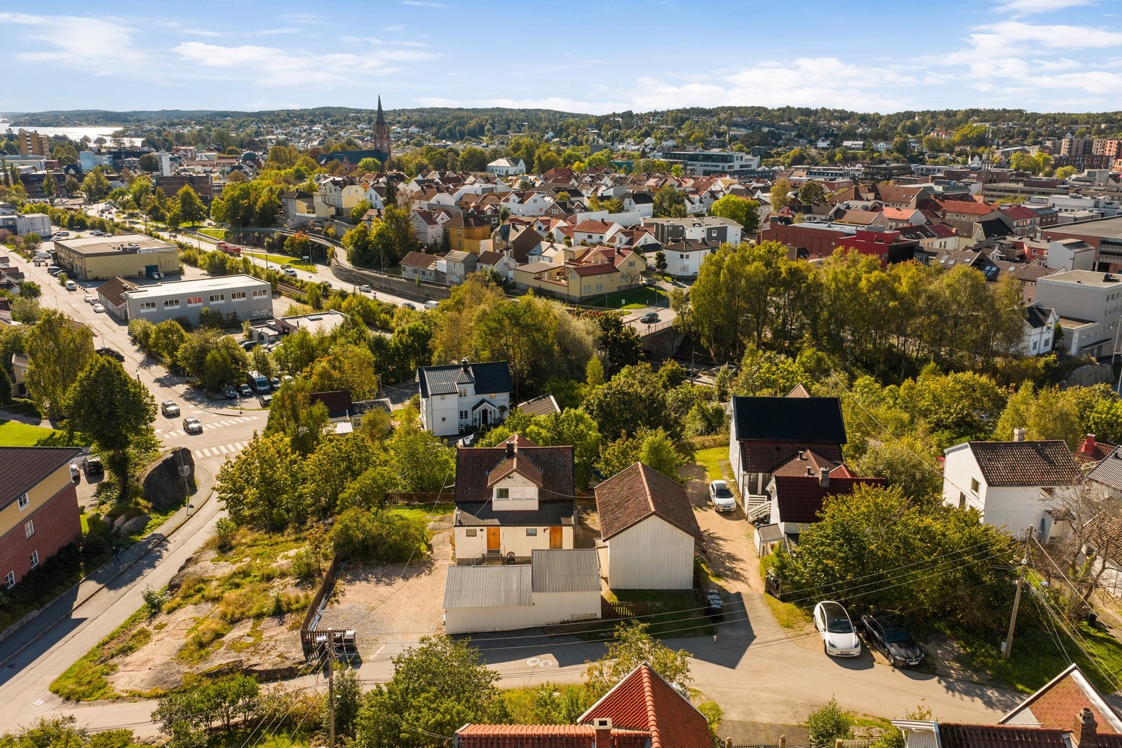 Presteveien 6 - tomten til venstre for boligene medfølger salget Galleribilde