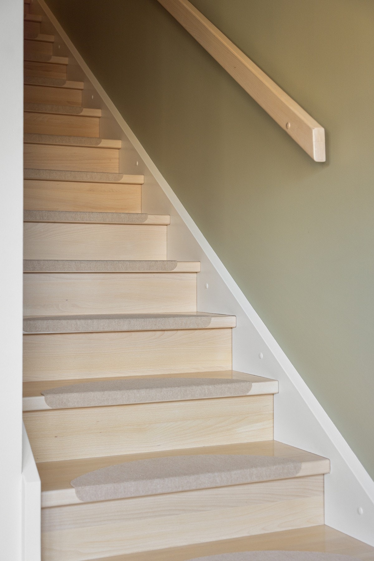 Fra kjøkkenet tar du trappene opp til toppetasjen. Galleribilde