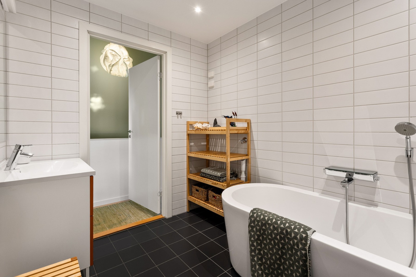 Begge baderommene har opplegg for vaskemaskin og plass til tørketrommel. Her står en fritt til å velge hvilket bad som er mest praktisk å benytte som vaskerom, eventuelt begge ved behov for det. Galleribilde