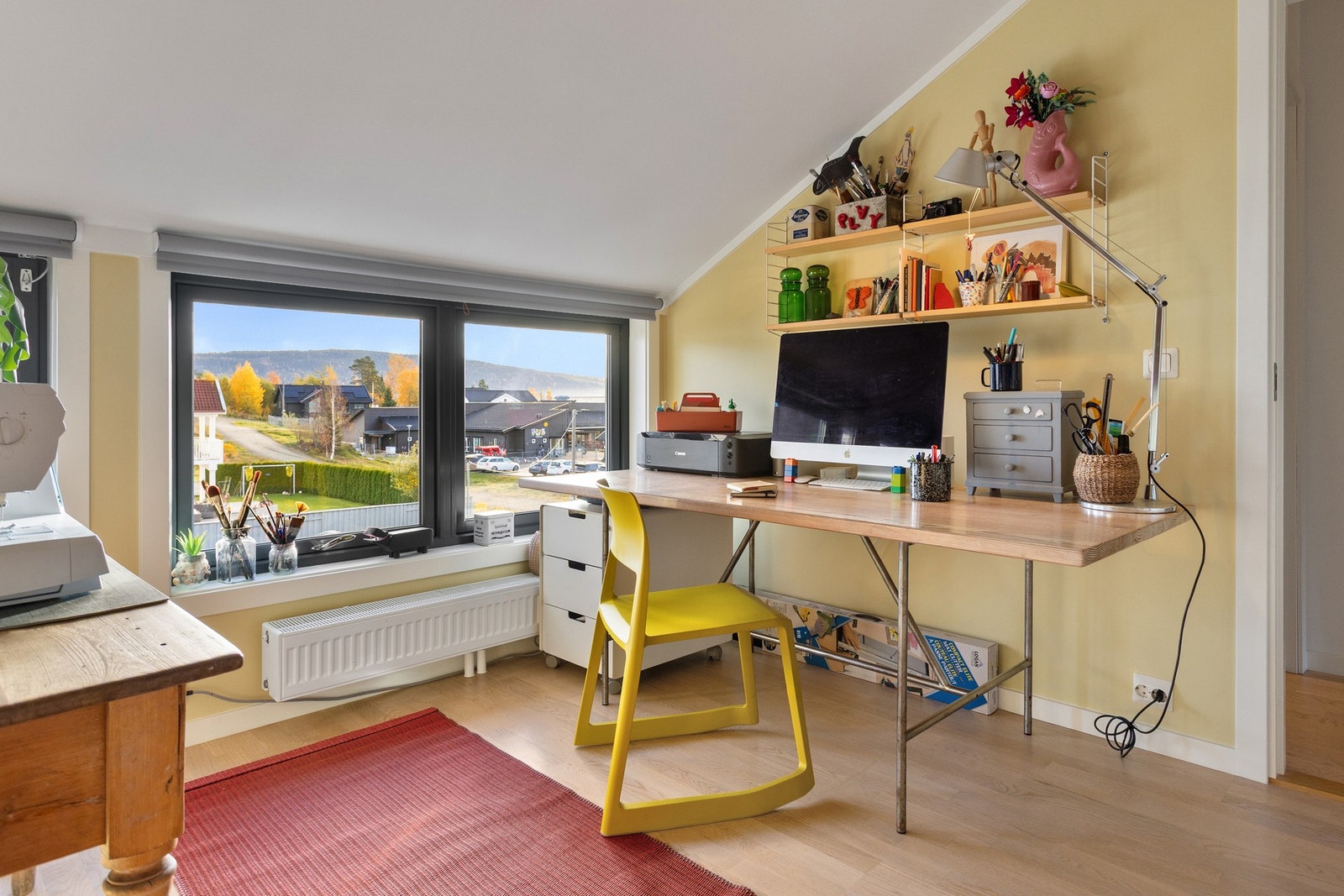 Har du skolebarn, er student eller har hjemmekontor? Her er det fint å plassere skrivepulten. Galleribilde