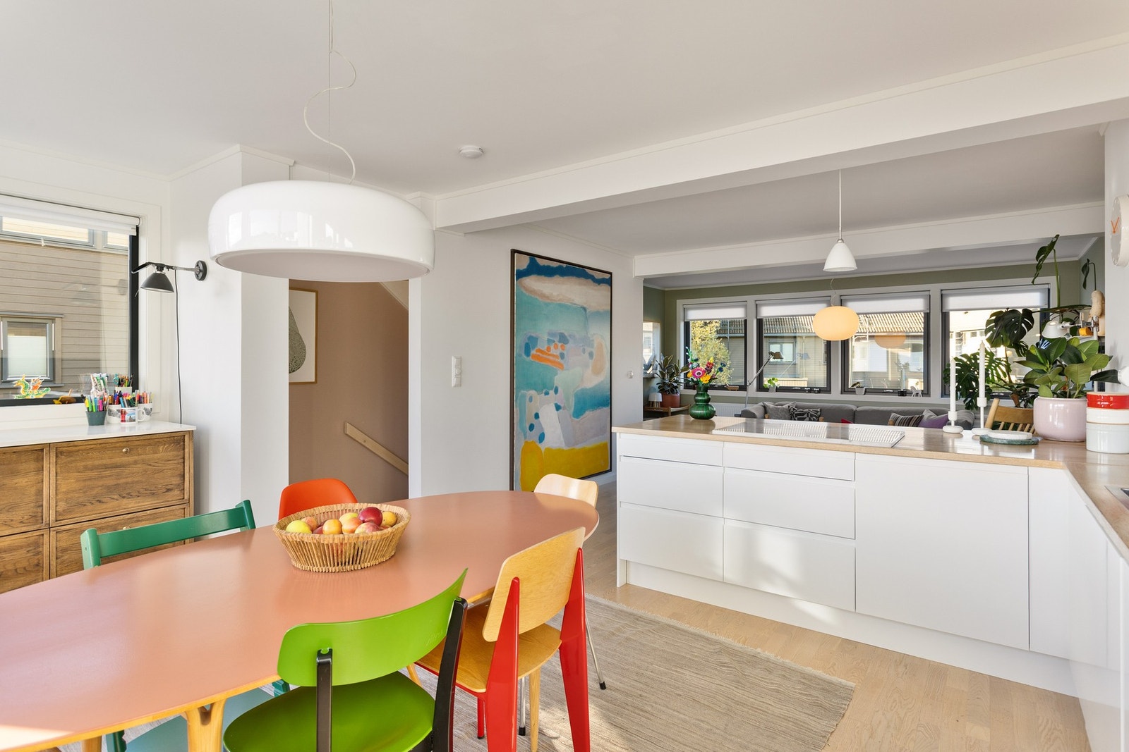 Kjøkkenets utforming gir en naturlig soneinndeling. Galleribilde