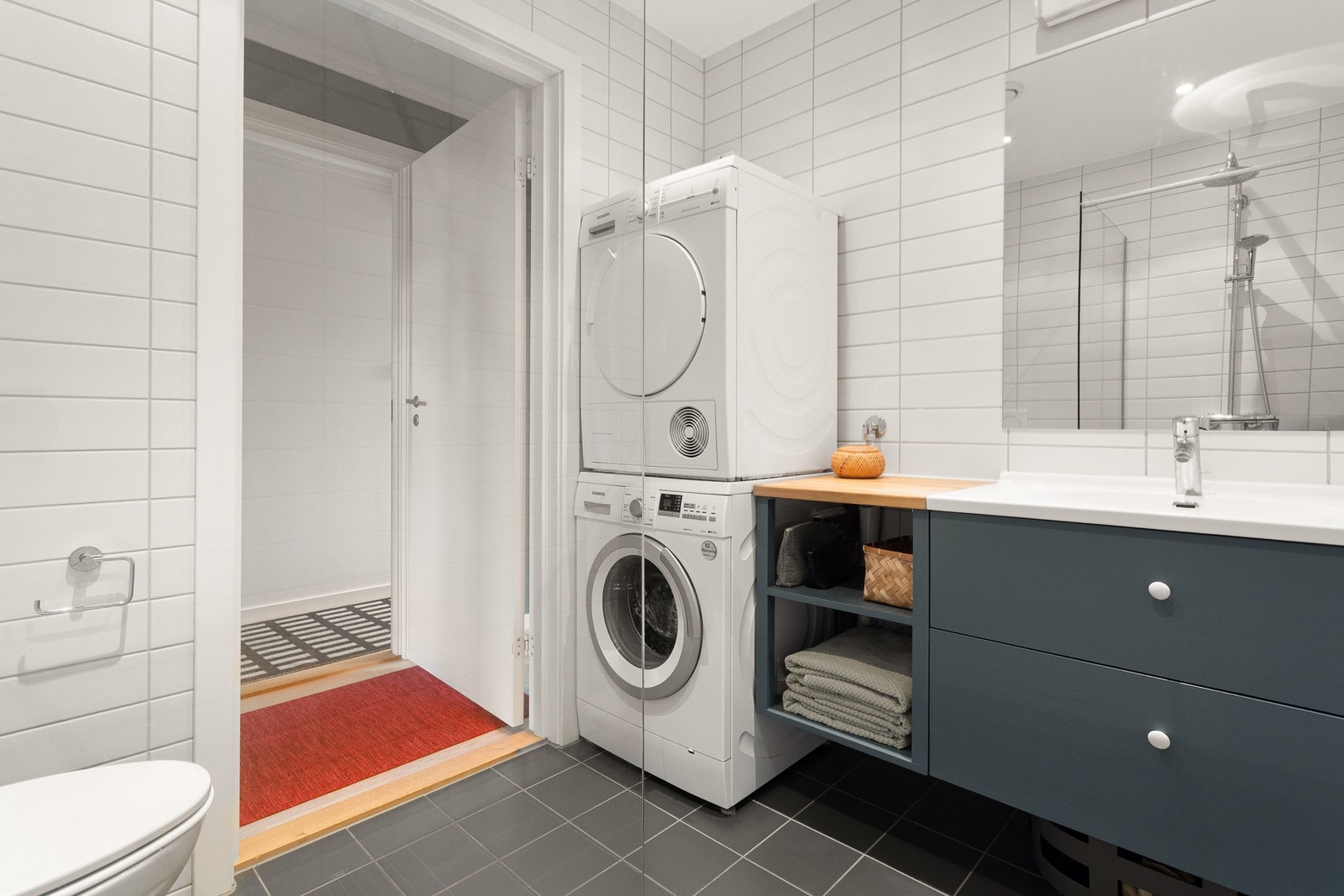 Det er varme i gulv og downlights i himling. Galleribilde