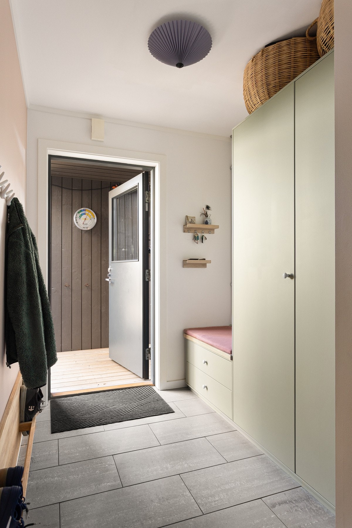 Garderobeløsningen gir godt med lagring, i tillegg til at det er et praktisk kott under trappen. Galleribilde