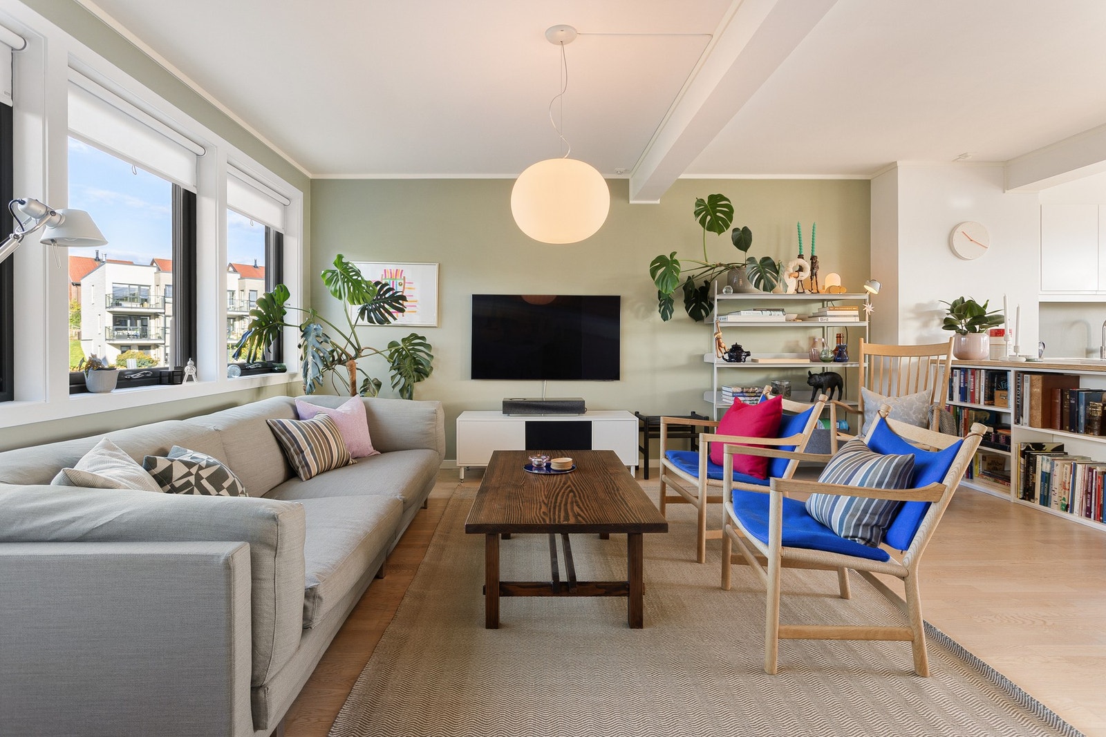 Naturlig sone for plassering av sofa, salongbord og mediemøblement. Galleribilde