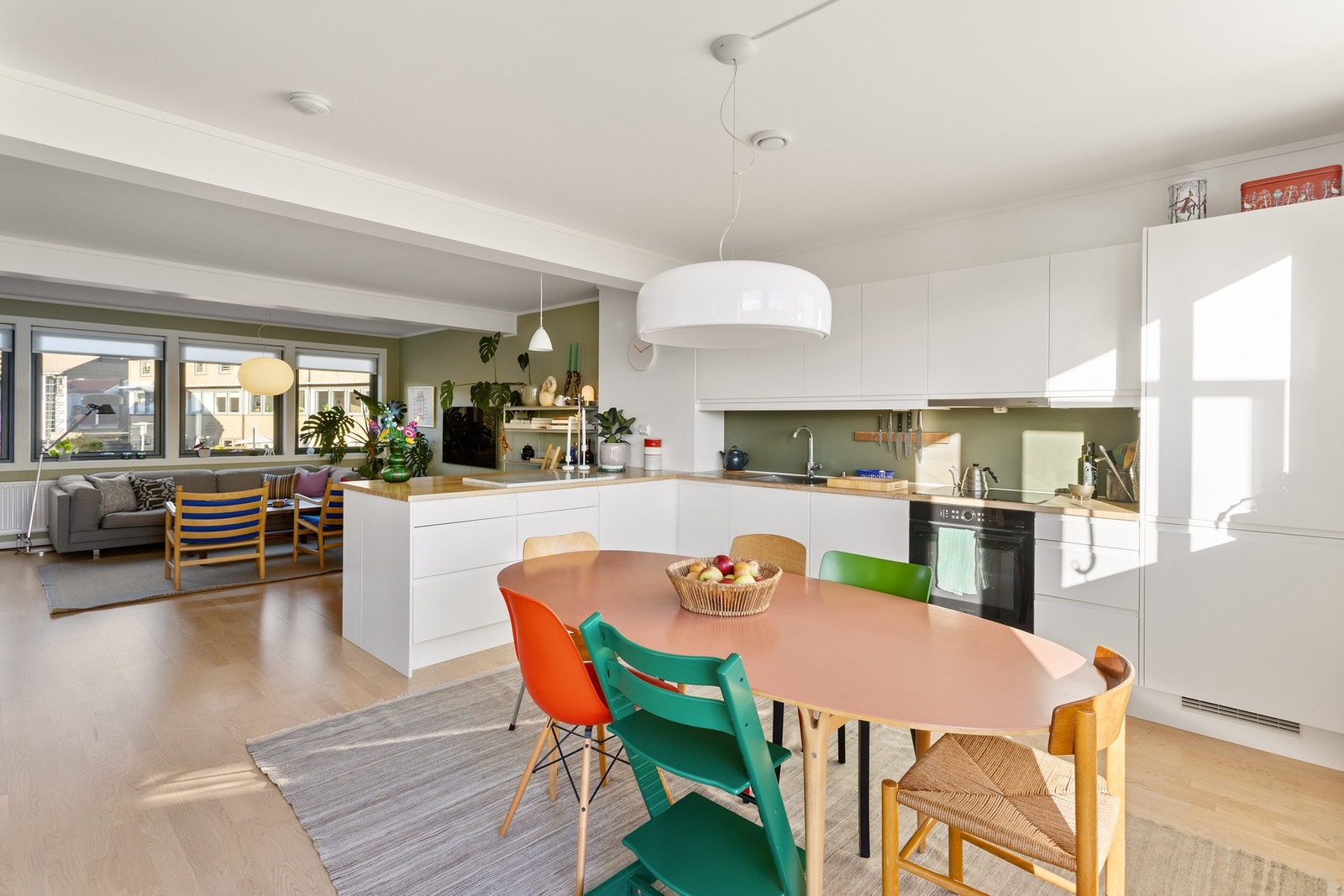 I rommet er det også god plass for spisebordsgruppe. Galleribilde