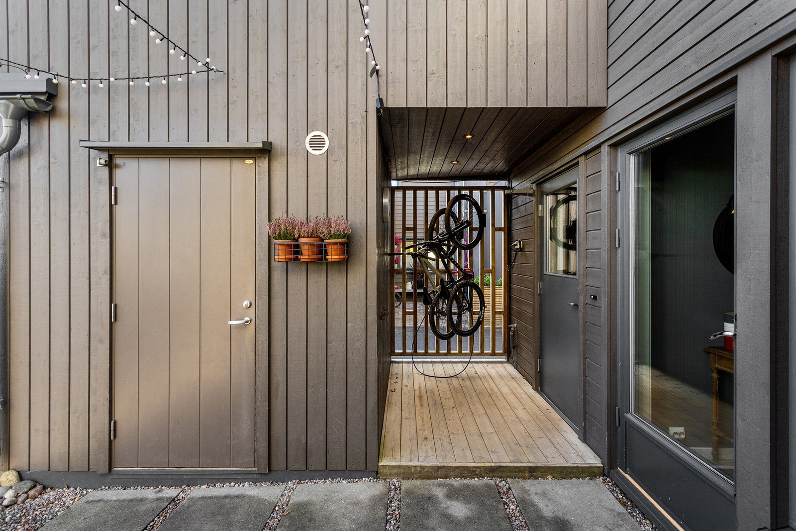 Rett utenfor inngangsdøren er det en sportsbod på 5 kvm tilhørende boligen hvor du kan plassere sykkelen, skiene og annet utsyr. Galleribilde