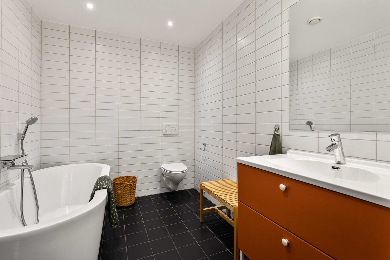 Boligen har i alt to baderom, ett beliggende i denne etasjen. Badet er flislagt med varme i gulv og downlights i himling. Galleribilde