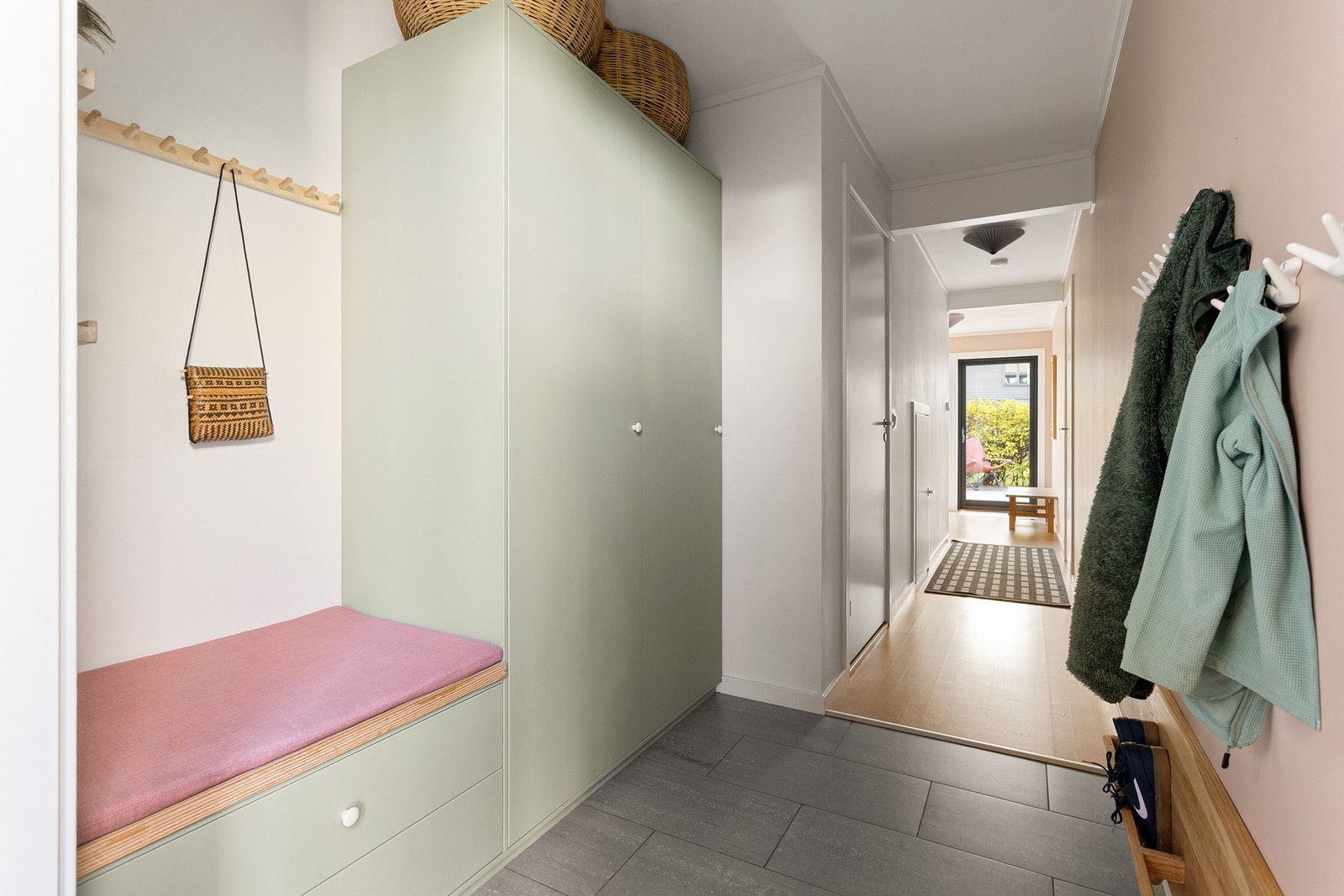 Fliser på gulv og malte overflater i lyse fargevalg. Her får du godfølelsen så snart du kommer inn. Galleribilde