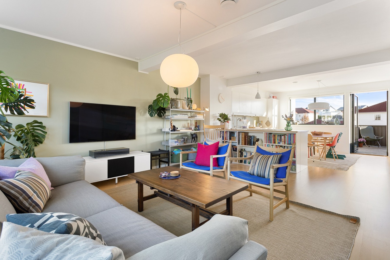 Store vindusflater kombinert med den åpne stue- og kjøkkenløsningen gir en lys og luftig romfølelse. Galleribilde