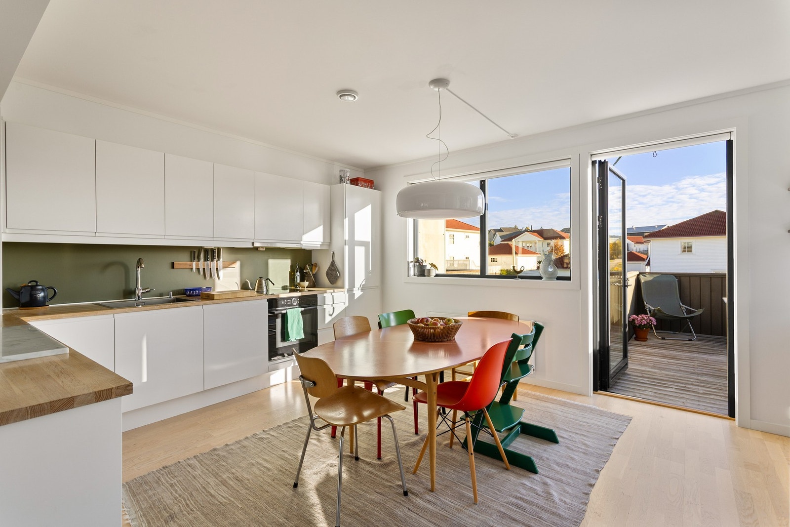 Lys, slett Sigdal-kjøkken med heltre benkeplate og nedfelt oppvaskkum med ett-greps armatur. Galleribilde