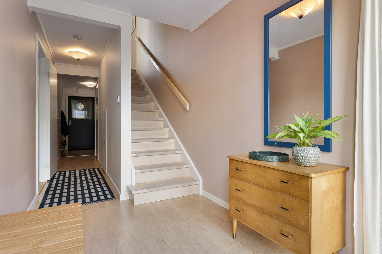 1. etasje inneholder entré, hall med utgang til terrasse, bad, to soverom og toalett. Galleribilde