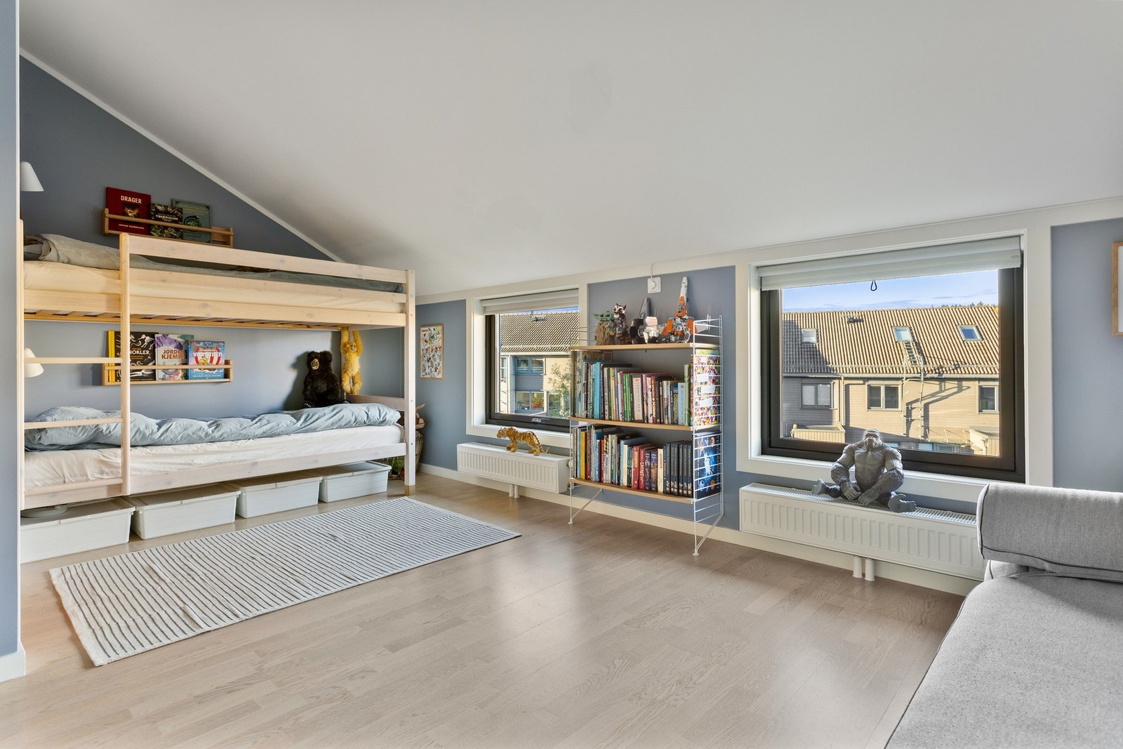 Rommene har plass til blant annet seng, oppbevaringsmøblement og skrivepult. Galleribilde