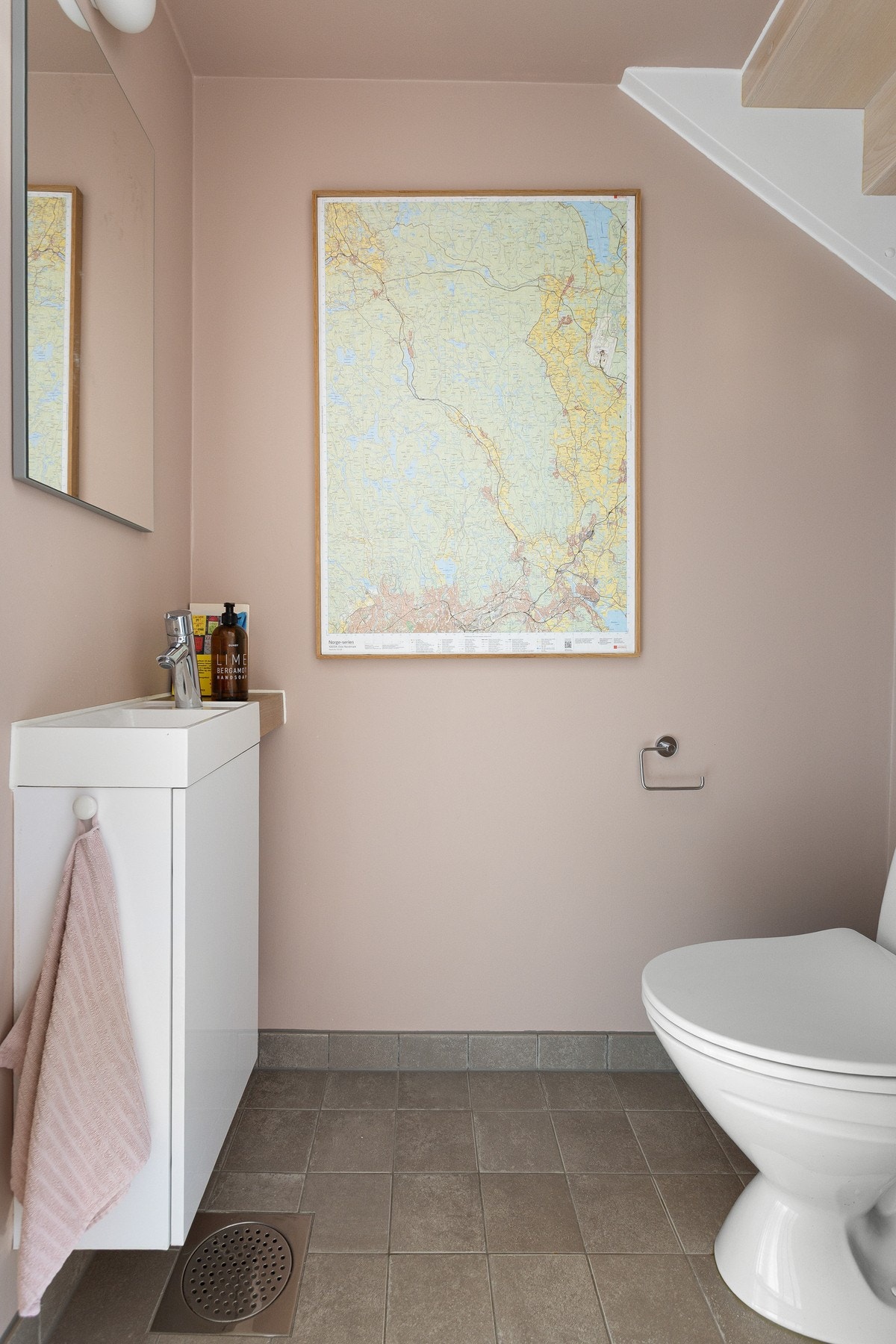 Praktisk gjestetoalett like ved inngangsdøren. Galleribilde