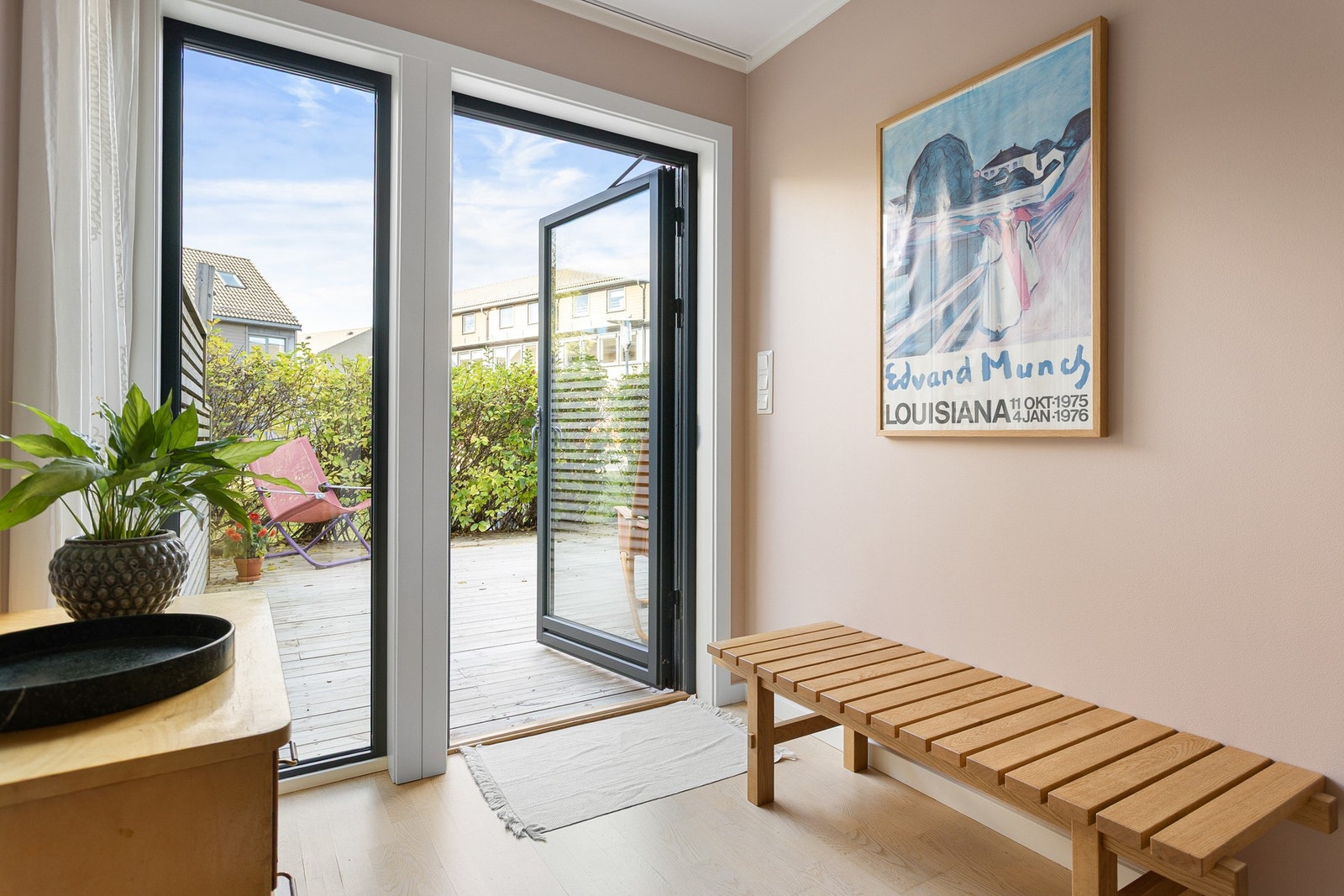 På sommerstid vil uteplassen oppleves som en ekstra stue hvor døren stort sett vil bli stående åpen. Galleribilde