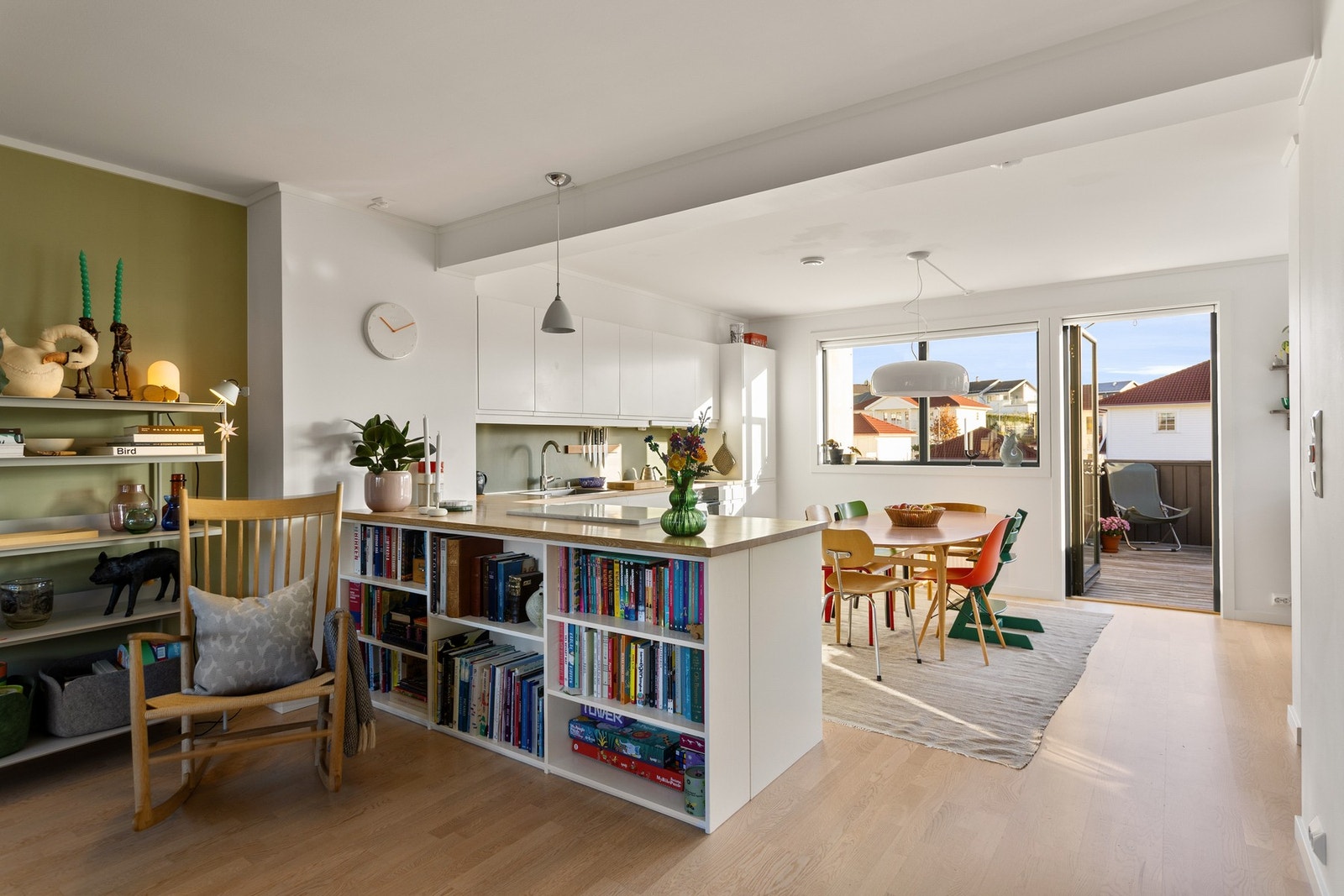 Boligens kjøkken er av god størrelse og gir godt med boltreplass når måltidene skal lages. Galleribilde