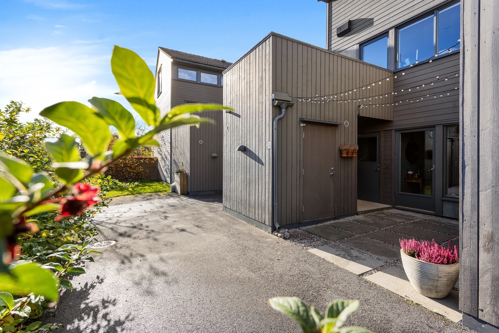 Ved inngangspartiet kan du plassere et hyggelig kafébord og nyte morgenkaffen. Galleribilde