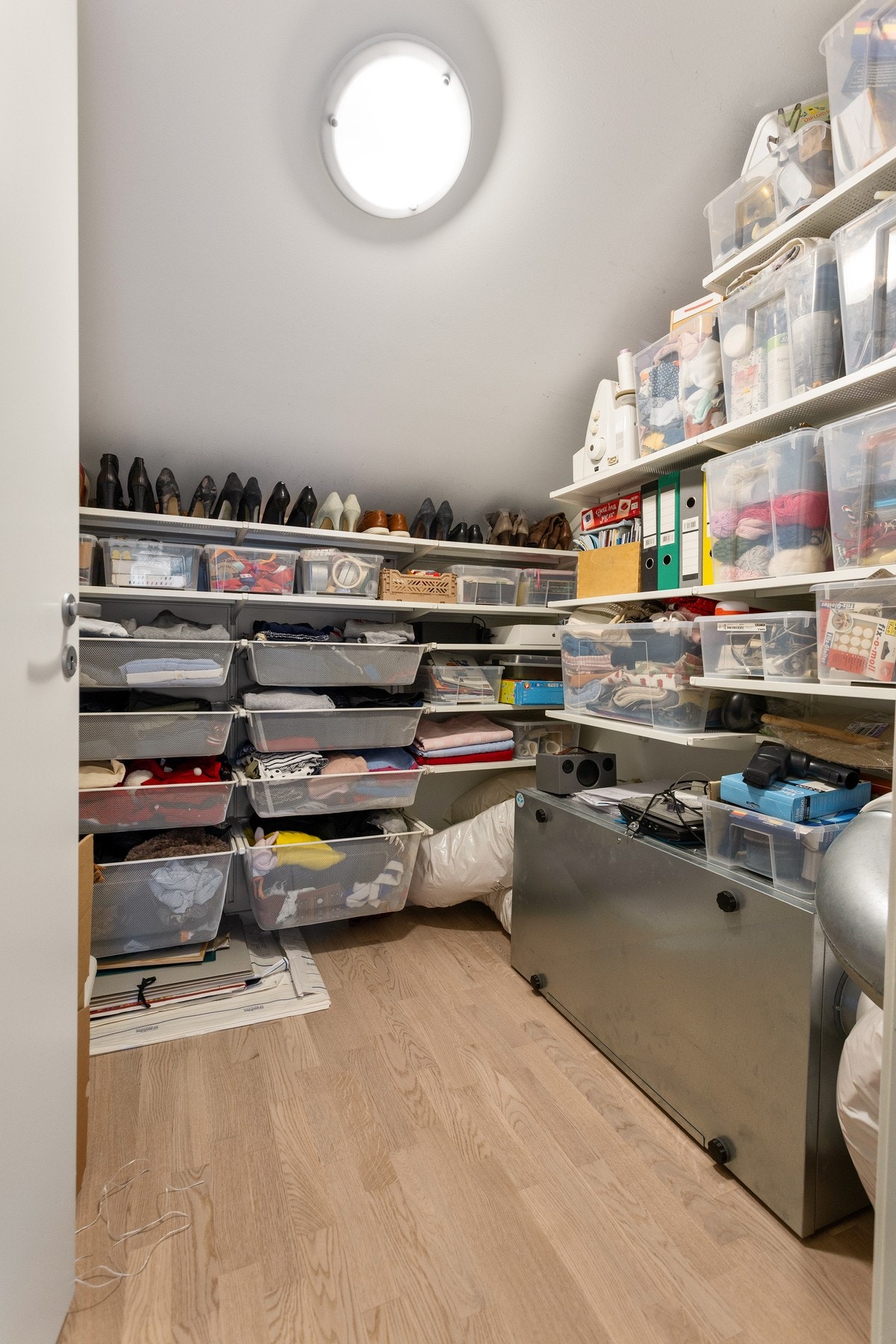 Praktisk for oppbevaring av det du ikke ønsker skal stå fremme i hverdagen, eventuelt om du behøver et omkledningsrom. Galleribilde