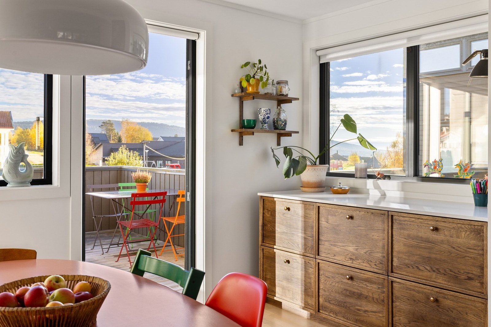 Fra kjøkkenet er det utgang til boligens balkong. Galleribilde